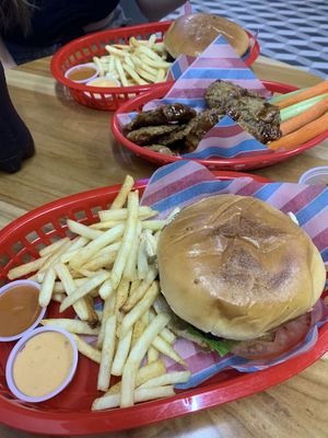 Combo Sue Burger + Orellana Wingz  at Bob & Sue in Medellin