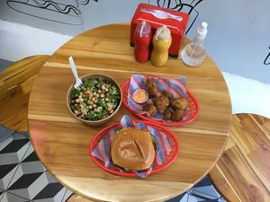 Super veggie burger, popcorn cauliflower, and kale + garbanzo salad 🤤  at Bob & Sue in Medellin