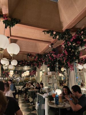 Deco  at Villa Capri in Madrid