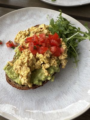 Veganes Avocadobrot mit Rührtofu  at Alter Schwede in Bonn