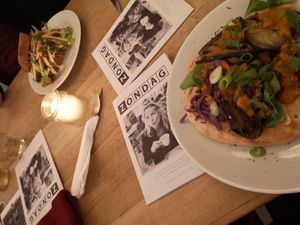 De flatbread met aubergine en broodje pulled jackfruit at Zondag in Maastricht