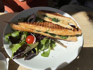 Vegan panini knolselderij-pastinaakmousse met spinazie zongedroogte tomaatjes en pijnboompitjes  at Zondag in Maastricht