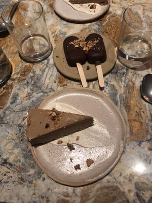 Gâteau banane chocolat   at Hoy in Paris