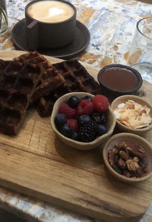 Breakfast at the restaurant of the hotel (open for everyone not only their customers) the menu is 💯 plant based  👌  at Hoy in Paris