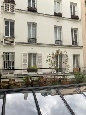 Interior patio at Hoy in Paris