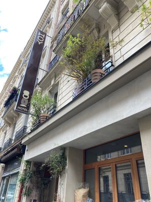 Front of the hotel at Hoy in Paris