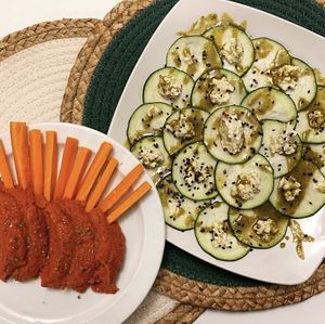 Carpaccio de Calabacín con pesto de pistacho, queso vegano y dátil  at Bar Murillo in Boltana