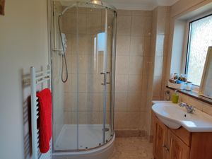 Room 2, Kingsize bed, ensuite bathroom. at Nant Gloyw B&B in Oswestry