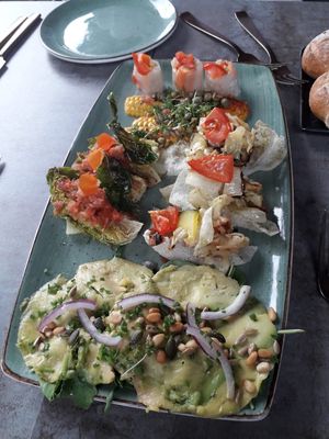 Dolce Vita starters for 3 persons (avocado carpaccio, grilled cabbage, summer rolls, etc) at Sabrosa in Soest