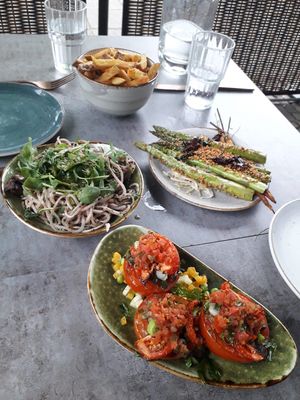 Dolce Vita main dish for 3 persons (grilled asparagus with mushrooms, stuffed tomatoes, mushroom pasta (no cream) and fries) at Sabrosa in Soest