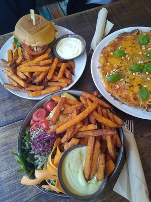 Burger, Pizza, Bowl at Froindlichst in Berlin