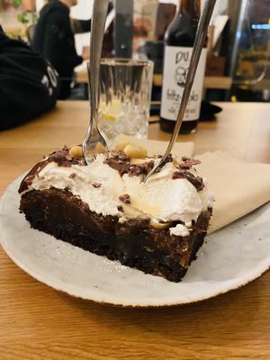 Caramel peanut cake 🍰  at Froindlichst in Berlin