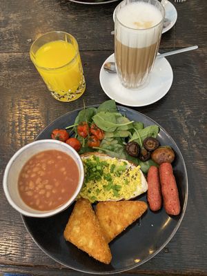 English breakfast & drinks  at Froindlichst in Berlin