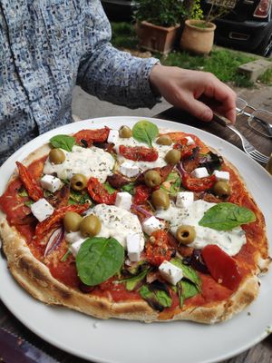 Greeky leaks pizza at Froindlichst in Berlin