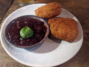 Homemade Mozzi Keese Camembaarts at Froindlichst in Berlin