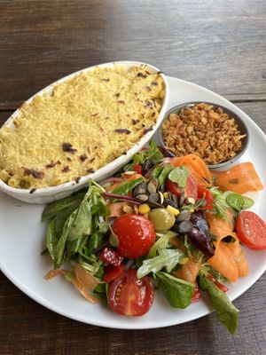 Mac‘n‘cheese with fresh salad as a side  at Froindlichst in Berlin