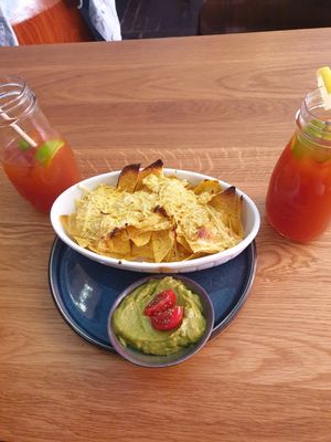 Nachos with cheese and guacamole 🥑 at Froindlichst in Berlin