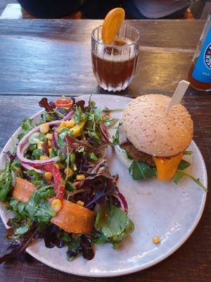 Burger GF bun and GF patty, side salad at Froindlichst in Berlin