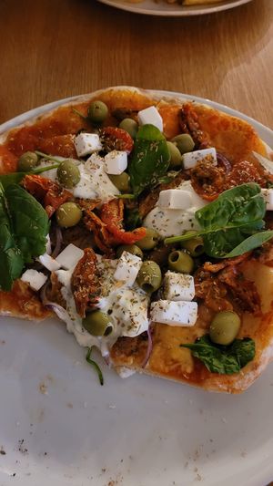 Pizza Greek Leaks at Froindlichst in Berlin