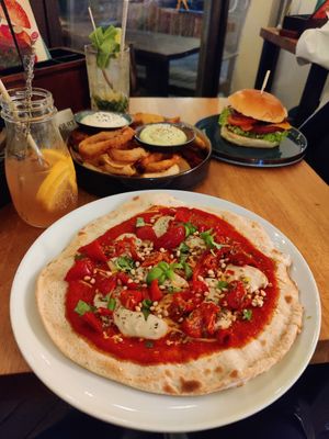 Pizza Mozzi, Barbie Kuh Burger, Mix-it groß at Froindlichst in Berlin