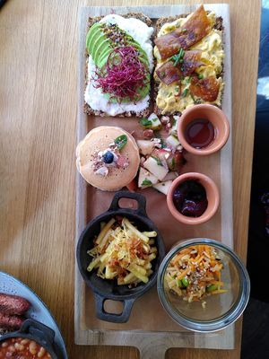 Mixed breakfast platter at Froindlichst in Berlin