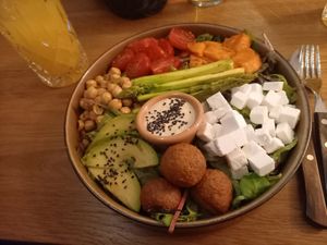 Billy Bowl mit grünem Spargel at Froindlichst in Berlin