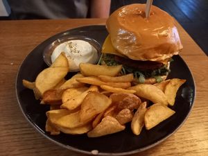 Vitaly Burger mit Pommes und Aioli at Froindlichst in Berlin