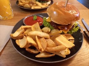 Barbie Kuh Burger mit Pommes und Ketchup at Froindlichst in Berlin