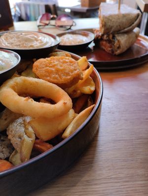 Bruitto and mixed fries at Froindlichst in Berlin