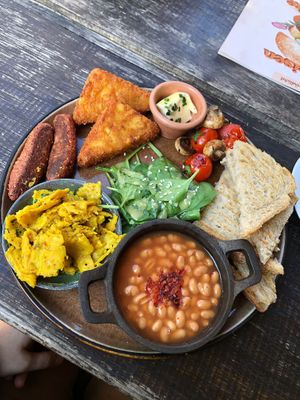 English breakfast with baked beans, hash browns, chickpea omelette   at Froindlichst in Berlin