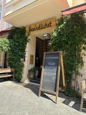 Very cute coffee, good food and nice staff😄Beside the street terrace is very pleasant.  at Froindlichst in Berlin