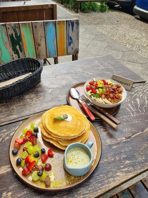 Pancakes with pistacchio cream, and a granola bowl at Froindlichst in Berlin