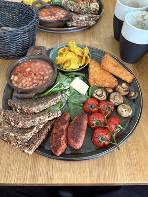 The most incredible English breakfast   at Froindlichst in Berlin