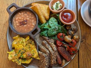 Full breakfast at Froindlichst in Berlin