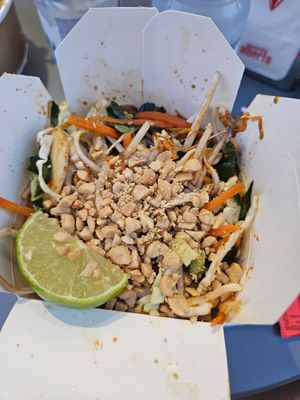 Vegan pad thai con verdure e tofu at Curry & Co in Turin