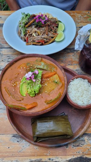 Pepián & Pad Thai 💚 at Maracuyá in Flores