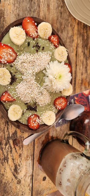 Smoothie bowl (il y en a 2 différents) : blue morpho at Maracuyá in Flores