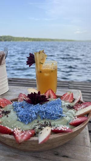 Smoothie bowl and kombucha  at Maracuyá in Flores