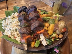 Ensalada de bulgur con brochetas de champis  at Maracuyá in Flores