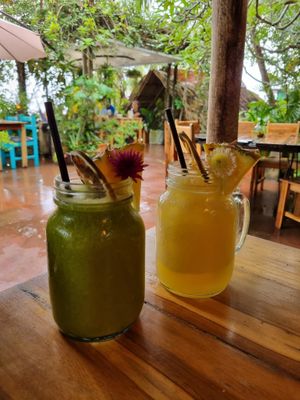 Kale Mango Smoothie and Naranjada at Maracuyá in Flores