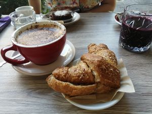 Cappuccino di avena e cornetto vegano integrale at Caffettiamo di Raffaele Simonte in Bagnoli
