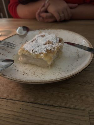Nachtisch in Blätterteig mit Mandelcreme #Veganuary at Apostel's in Munich