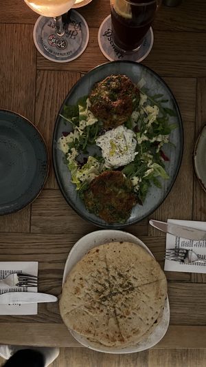 Spinatpuffer und Pita-Brot  at Apostel's in Munich