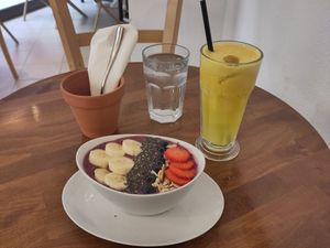 Berry bowl and a juice at Stolia in Shkoder
