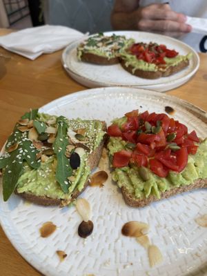 On a partagé les deux toasts disponibles à l’avocat   at Stolia in Shkoder