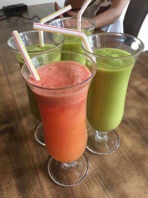 Avocado Smoothie and Mixed Fruit Juice at Nature Vegetarian Restaurant 大自然美蔬食馆 in Batam