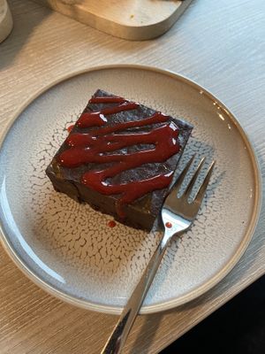 Veganer Brownie mit Erdbeersauce  at Strandpaviljoen Ballum in Ameland
