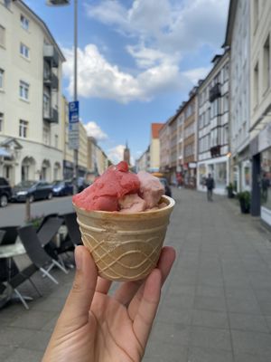 Strawberry & rhubarb/crumble at Julians Eismanufaktur Birne & Beere in Hannover