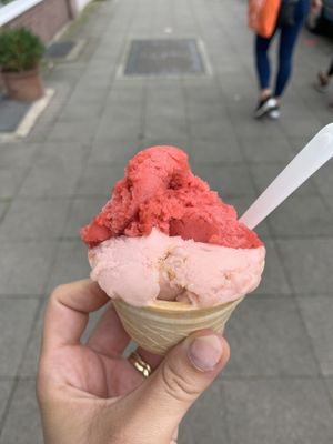 2 flavours: rhubarb & strawberry at Julians Eismanufaktur Birne & Beere in Hannover