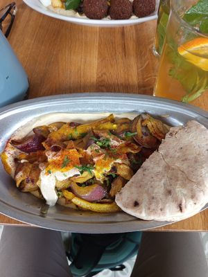 Jerusalem Teller planted: 4.5/5 Tasty and a lot of vegan chicken. at NENI in Vienna